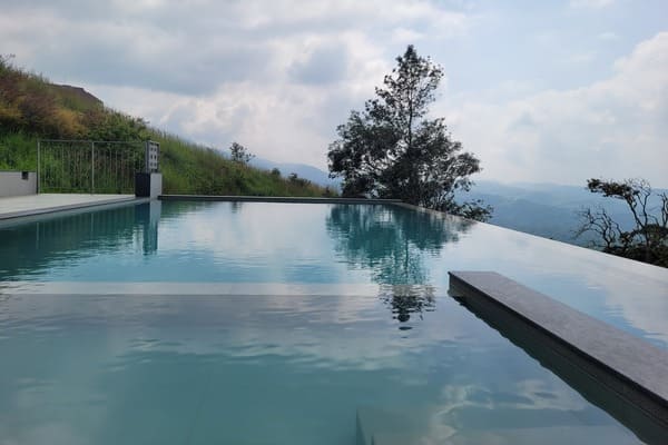 Windale resorts Munnar Infinity Pool